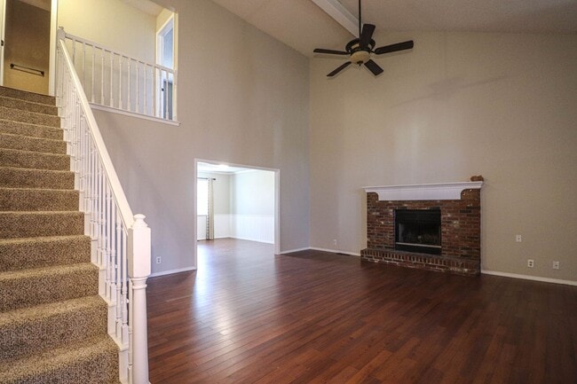 Building Photo - 4 bedroom, 2 1/2 bath, 2 car garage located in the quiet Summit View subdivision.
