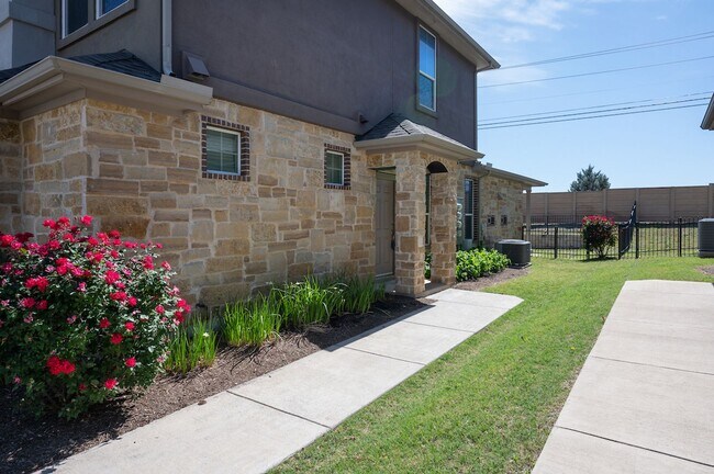 Photo - 415 Epiphany Ln