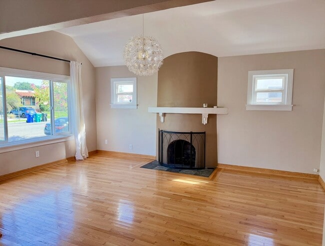 Building Photo - 33rd Triplex Unit 4464