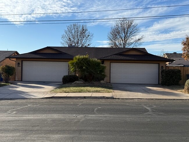 Building Photo - 556 S 1100 E Unit St George Duplex