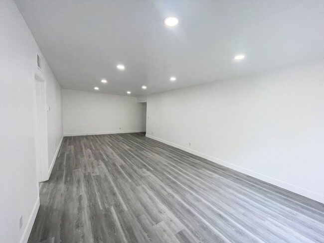Photo - 1bd/1ba, Gorgeous, private unit with balcony, with parking in Sherman Oaks! Unidad 207