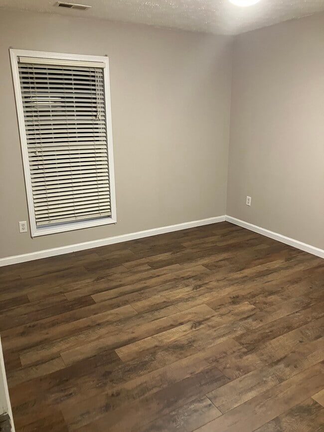 Master BR-1 - 237 Camelot Dr Unit 237-B