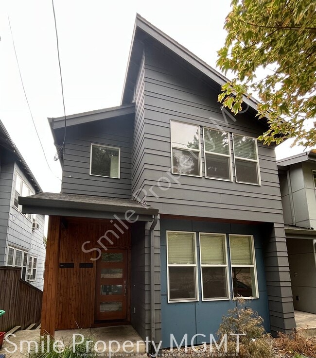 Building Photo - 2422 SE Morrison St Unit A