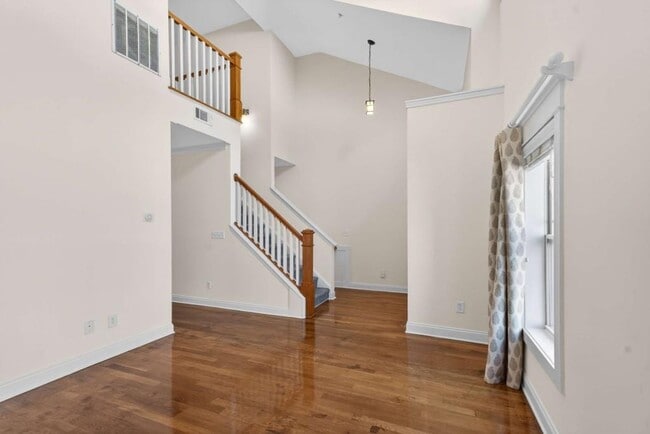 Photo - 655 Mead St SE