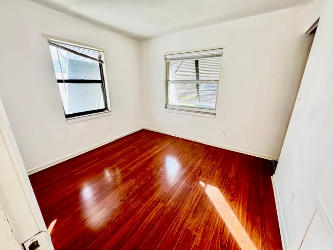 Photo - 6047 32nd St N