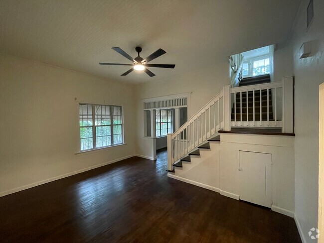 Building Photo - Fall 2025 Rental - Beautiful 3 Bedroom, 2 ...