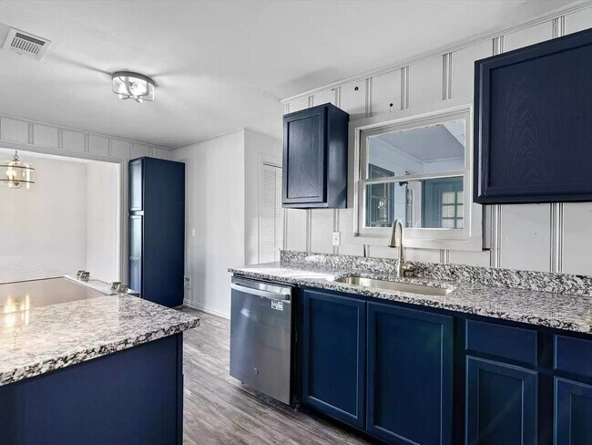 Photo - 513 Lasalle St