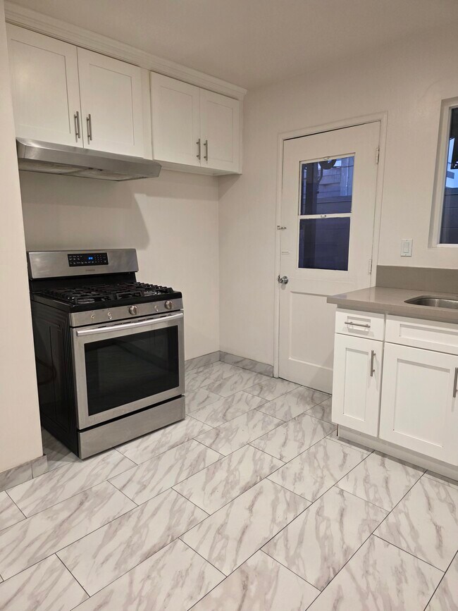 Kitchen - 218 E Chevy Chase Dr