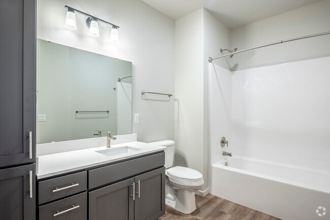2BR, 2BA - 1072SF - Bathroom