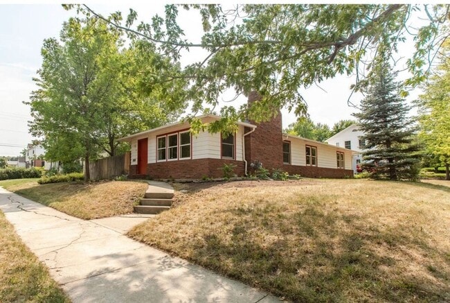 Building Photo - 3 BED | 1.5 BATH | SPACIOUS HOME | CENTRAL