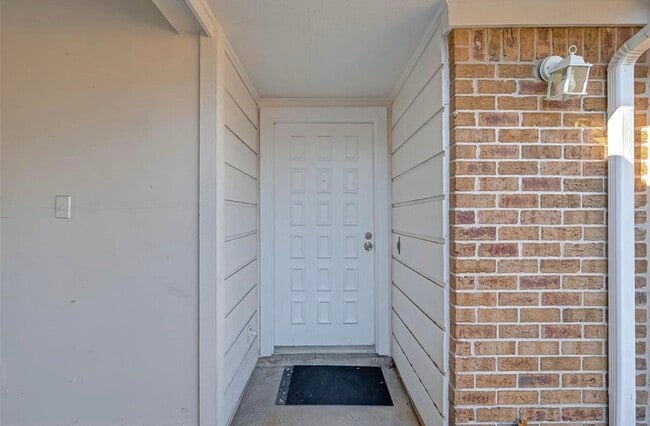 Building Photo - 10826 Lynbrook Dr Unit B