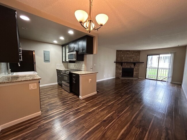 Newly renovated 1 Bed/1 Bath Condo near Lo... - Newly renovated 1 Bed/1 Bath Condo near Lo...