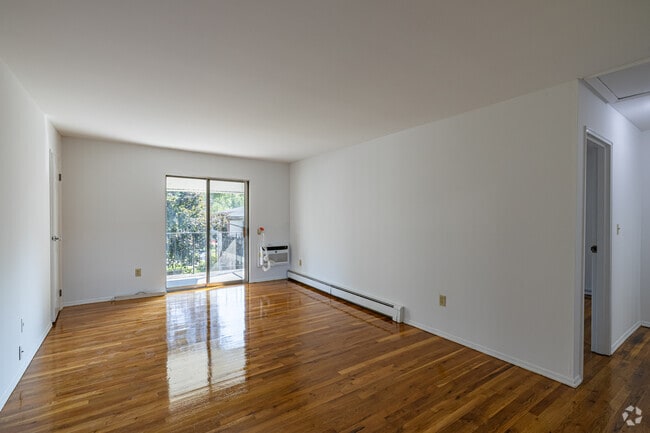 1BR, 1BA - 675SF - Living Room - North Mountain Ridge