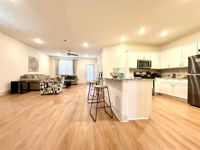 Photo - 17217 Bassano Ave