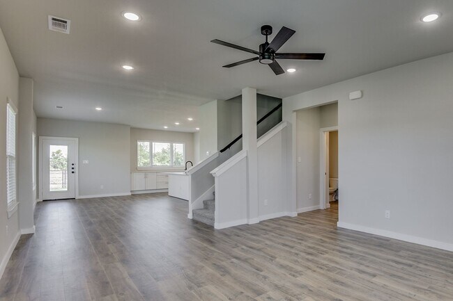 Photo - AVAILABLE NOW! LUXURIOUS TRIPLEX LOCATED O...