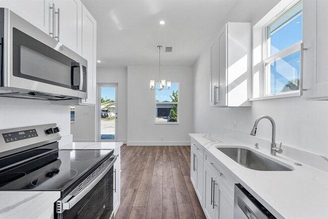 Photo - 1573 W 16th St