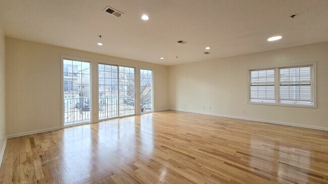 Photo - 157 Manchester Pl Unidad Fl 2