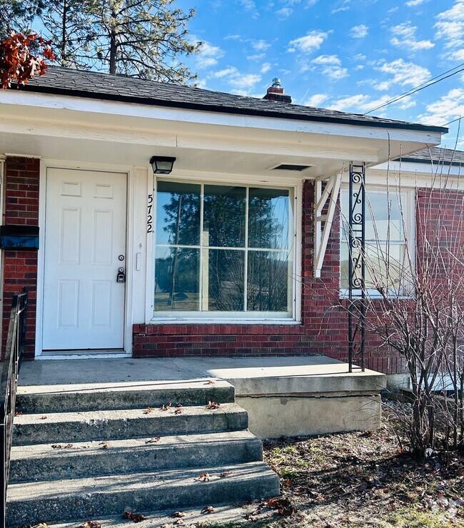 Building Photo - 4 Bedroom 2 Bathroom Duplex Rental