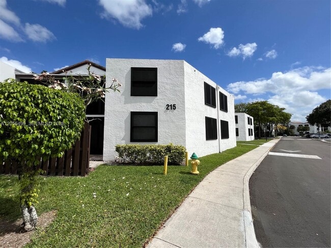 Building Photo - 215 Lake Pointe Dr Unit 104