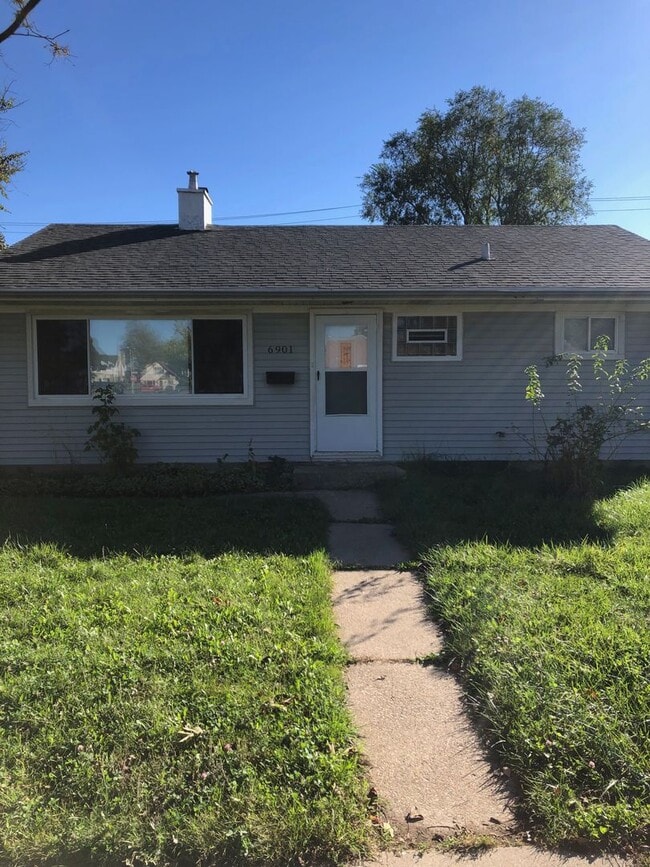 Photo - Single House 3 Bdr with Fenced yard and Garage AVAILABLE NOW