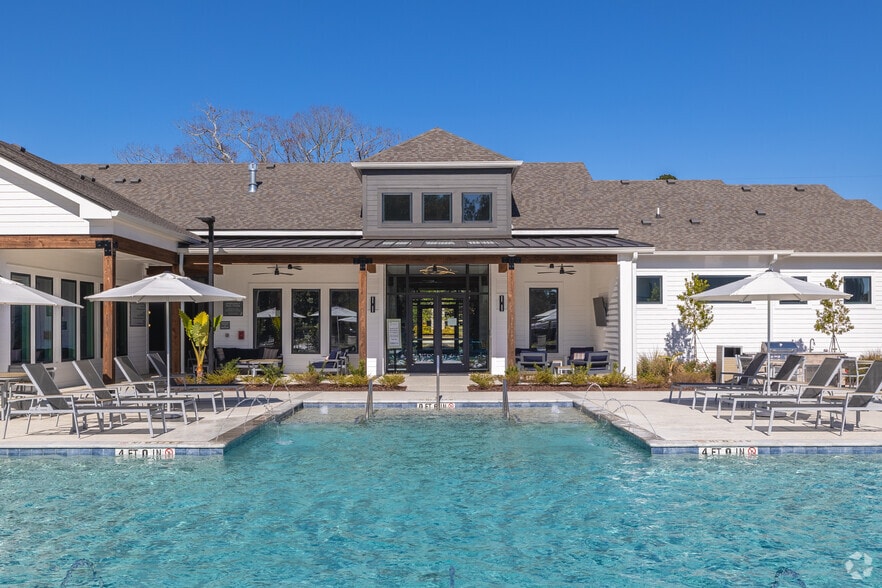 Pool & Outdoor Lounge Area
