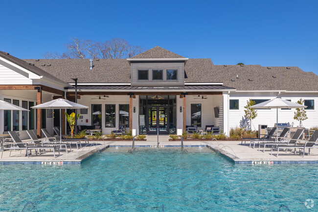 Pool & Outdoor Lounge Area - The Flats at East Bay Rental