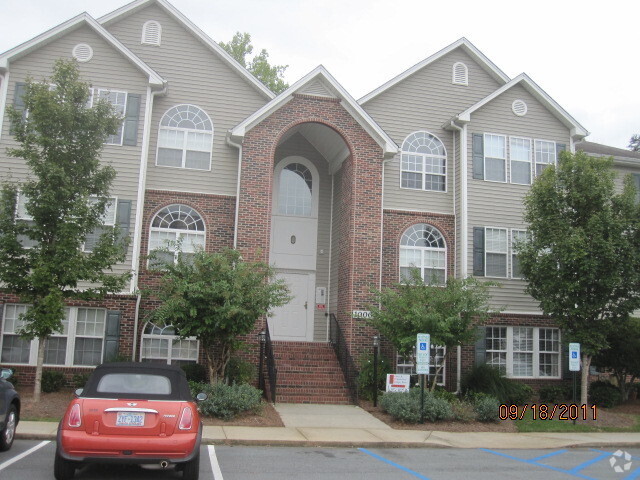 Building Photo - Available Now! DEACON RIDGE AT WFU! Rental