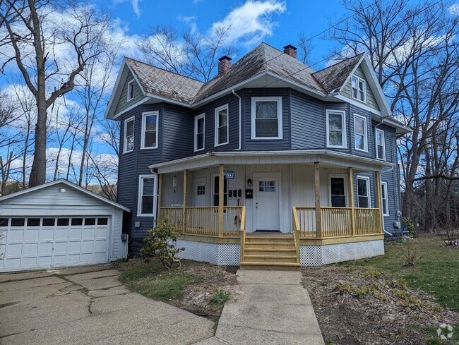 Building Photo - Newly Remodeled 2nd floor Apartment with v... Unit 547 Walnut st Apt 3