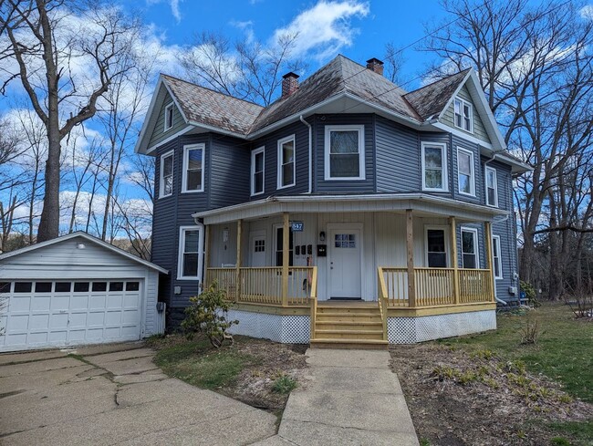 Newly Remodeled 2nd floor Apartment with v... - Newly Remodeled 2nd floor Apartment with v... Unit 547 Walnut st Apt 3