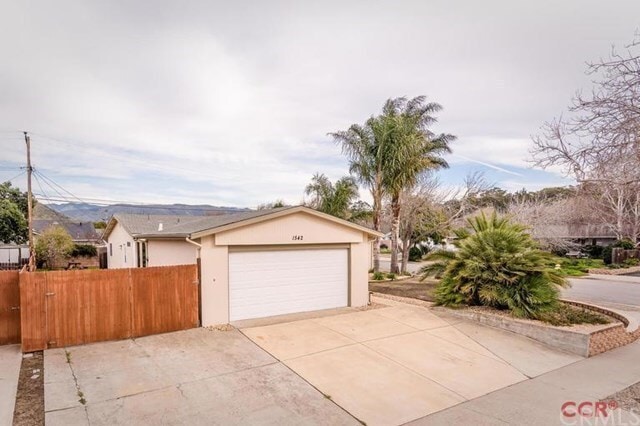 Building Photo - 5 Bedroom 2 Bath