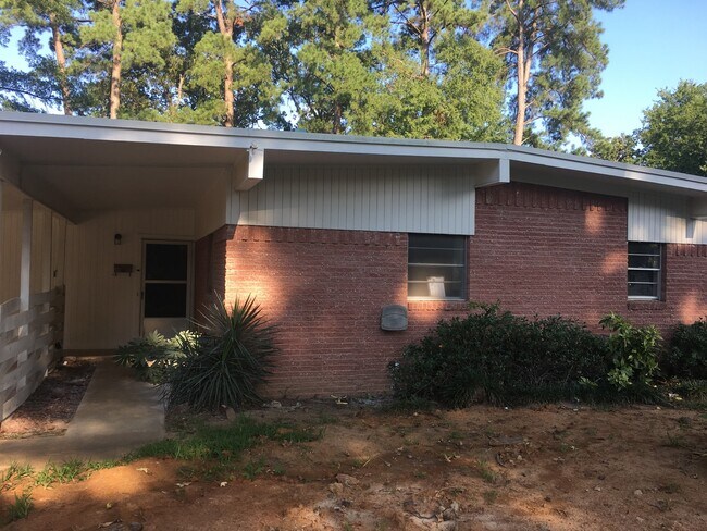 Photo - 3/2 with fenced yard