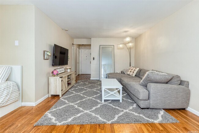 Photo - 250 W Merrick Rd Unidad 2T