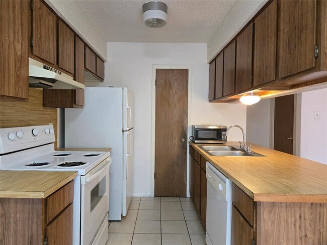 Photo - 1404 Matthews Ln