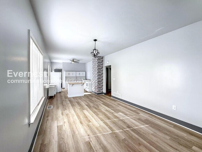 Photo - 6073 Linwood St