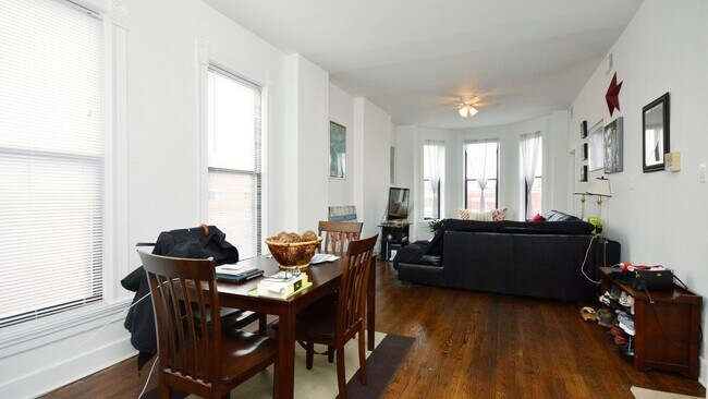 Photo - Large 2bd/ + Den/1bth Updated, in West Town, Avail 8/1! Unit 1F