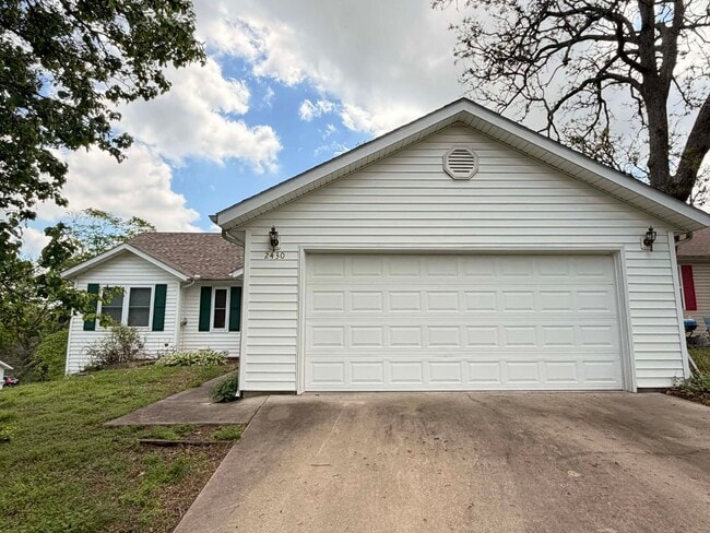 Building Photo - BEAUTIFUL  3 Bedroom 2 Bathroom Home in Royal Heights with garage and large back patio!!!!