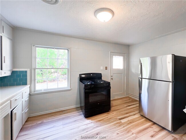 Photo - 202 Gilchrist Ave