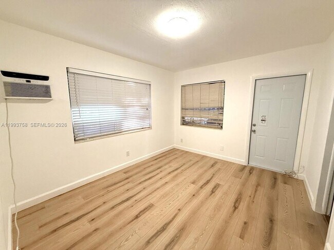 Photo - 640 SW 5th St Unidad 1