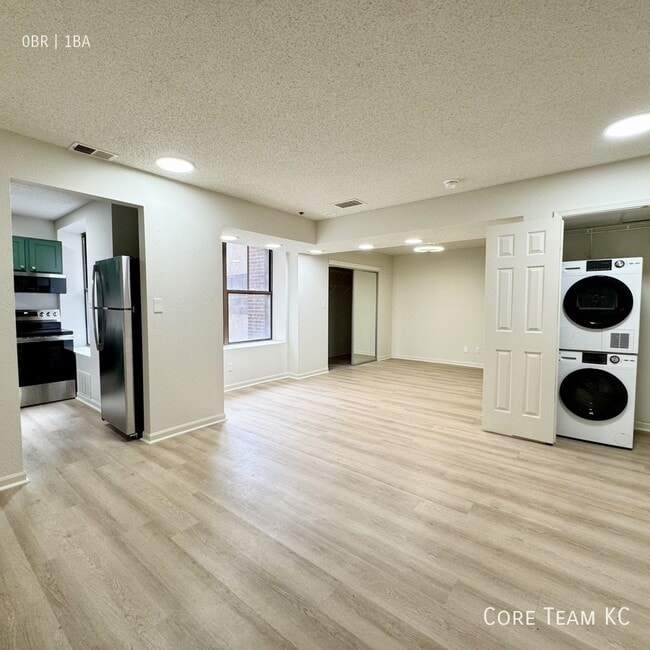 Building Photo - 235 Ward Pkwy Unit 309