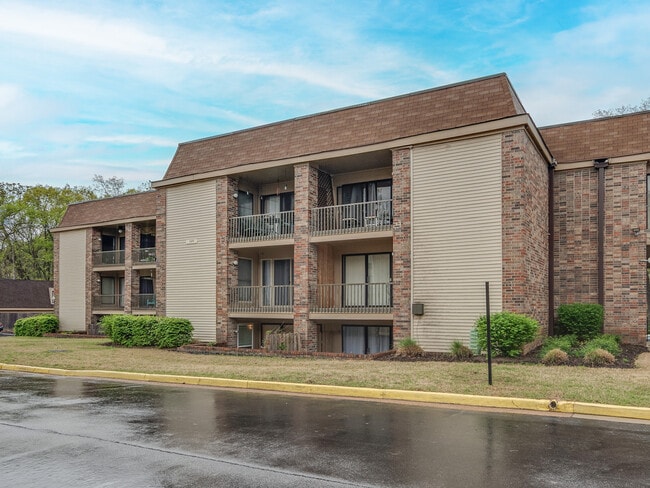 Building Photo - 1859 Poplar Woods Cir W Unit 102 Rental