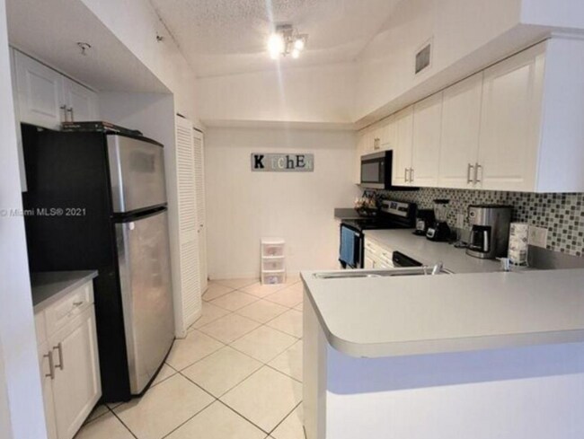 Building Photo - 9645 NW 1st Ct Unit 1-305