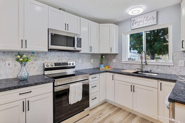 Building Photo - Stunning 1 Story Home Professionally Remod...