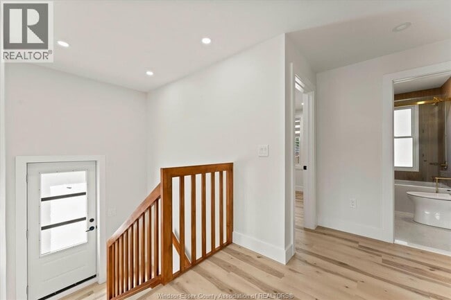 Photo - 557 Elinor St