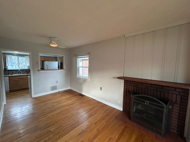 Building Photo - Charming 2 Bed 2 Bath Home on South Hill!