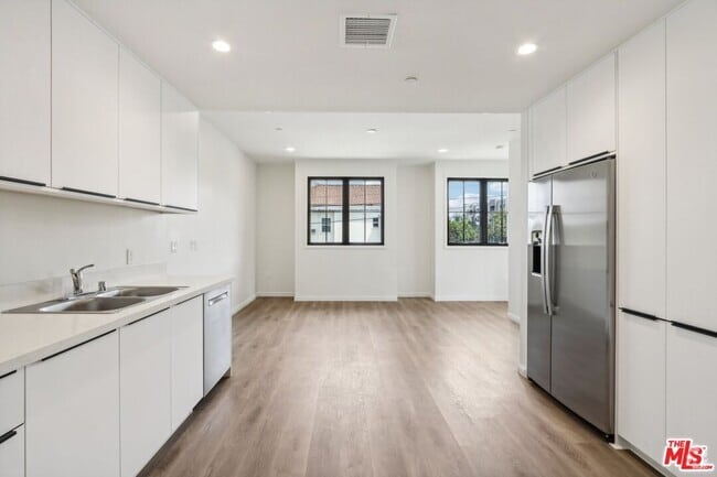 Building Photo - 951 S Wilton Pl Unit 201 Rental