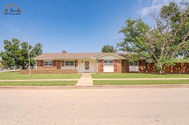 Building Photo - 1901 Tanglewood Blvd Rental
