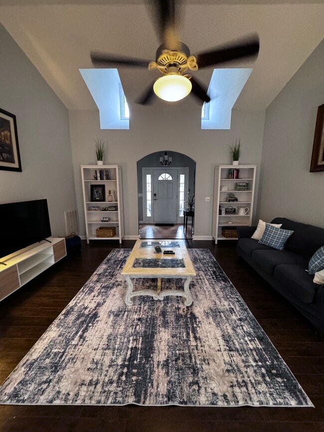 4 Lake Ct