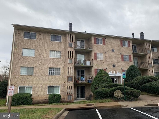 Building Photo - 1521 Colonial Dr Unit T2