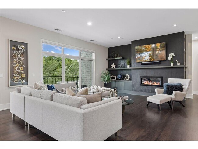 935 Lake St E Unit 202