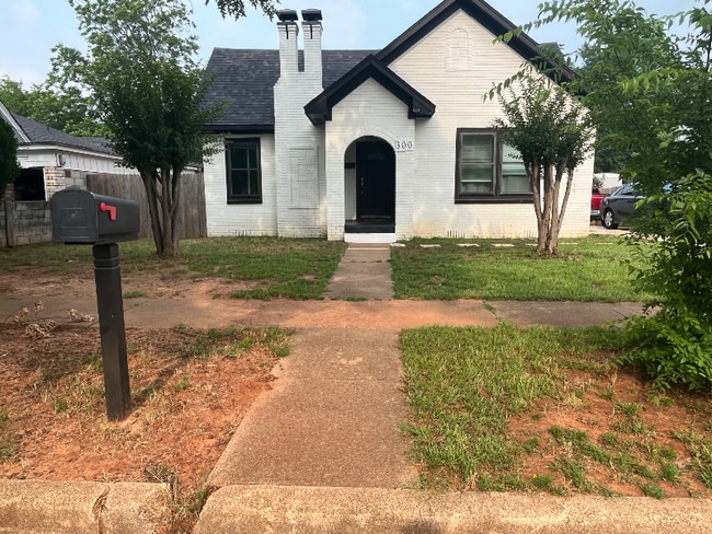 Photo - 300 S Saunders Ave House